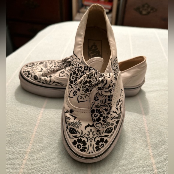 RARE - Super Cute VANS - slip-on white bandana with bow - Size 3.5Y - Women’s 5 - Picture 3 of 7